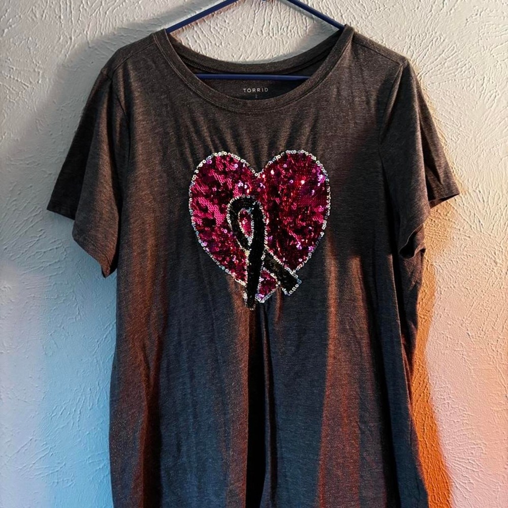 Torrid Womens Grey Sequin Heart Ribbon Graphic Tee Shirt Plus Size 2 2X 15611556